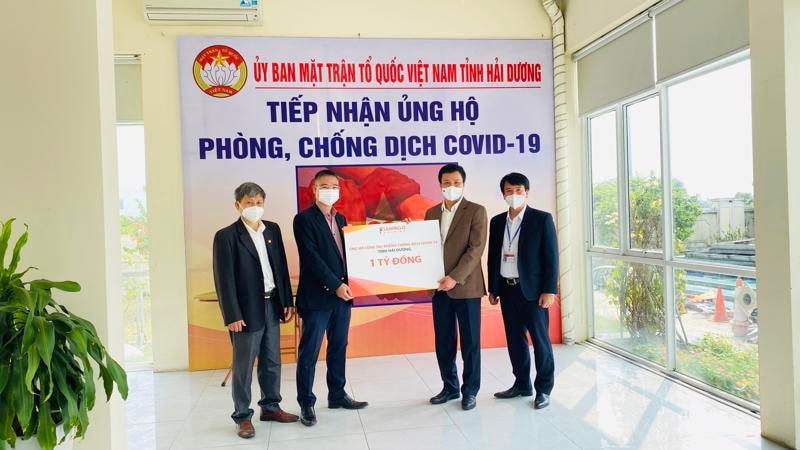 Đại diện Tập đoàn Flamingo ủng hộ tỉnh Hải Dương chống dịch năm 2021.