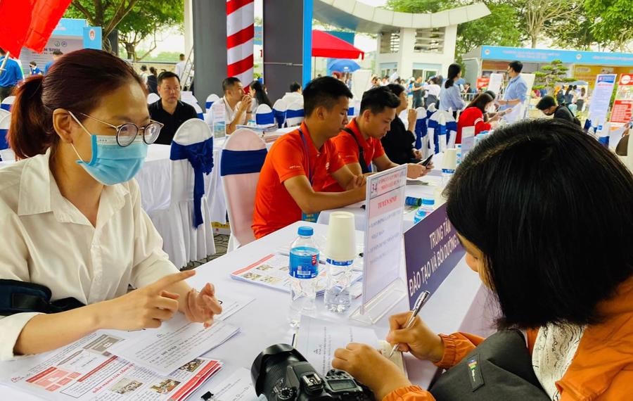 Các dữ liệu về dự báo thị trường chưa có sự thống nhất.