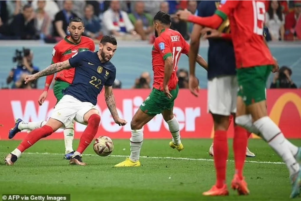 Tình huống Theo Hernandez phá bóng sau pha chọc khe của Hakim Ziyech cho tiền đạo Sofiane Boufal xâm nhập vòng cấm. Ảnh: Getty.