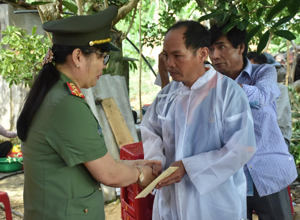 Đại tá Võ Thị Trinh thăm hỏi, hỗ trợ gia đình 3 cháu nhỏ tử vong.