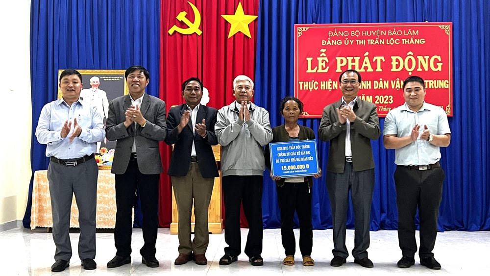 Trao kinh phí xây dựng nhà tình thương cho hộ nghèo tại địa phương.