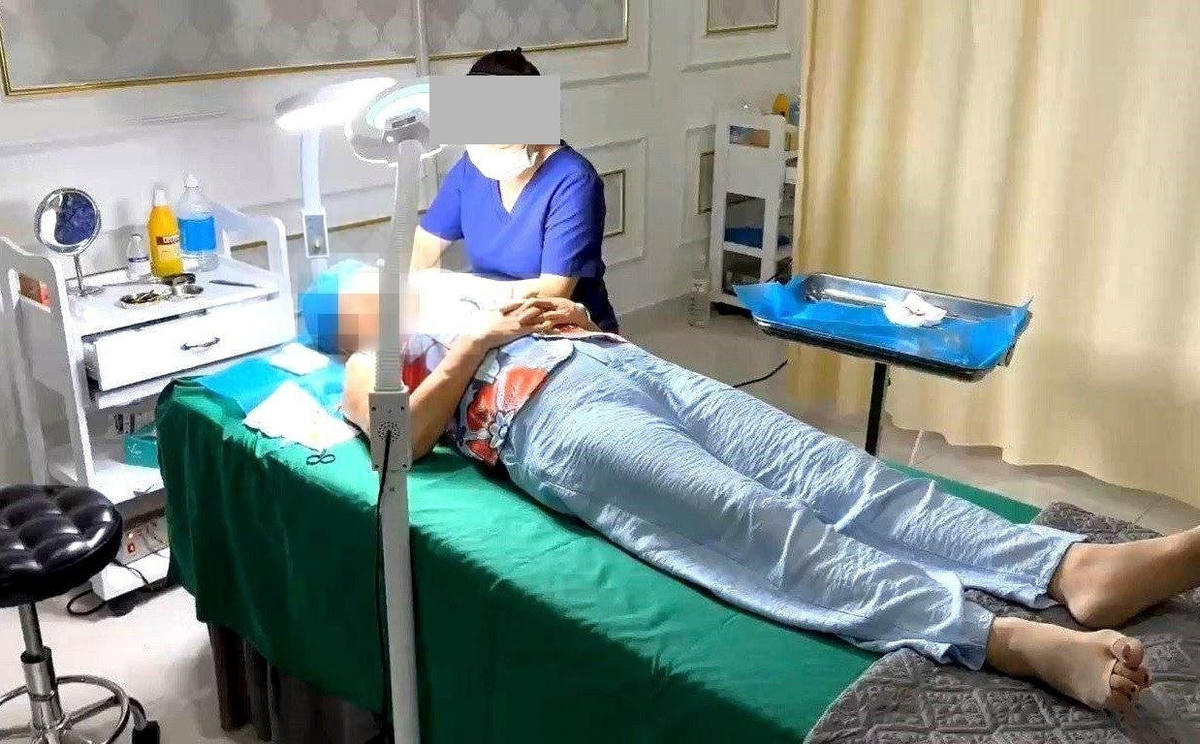 Nhân viên cơ sở Thẩm mỹ Kangzin (Viện Thẩm mỹ 175 Sài Gòn) tại số 368 đường Hùng Vương (Đà Nẵng) đang can thiệp "làm đẹp" cho một phụ nữ. Ảnh: Công an Đà Nẵng.
