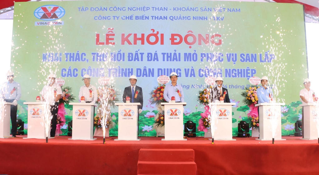 Các đại biểu bấm nút khởi động khai thác, thu hồi đất đá thải mỏ phục vụ san lấp các công trình dân dụng và công nghiệp. Ảnh: QMG.