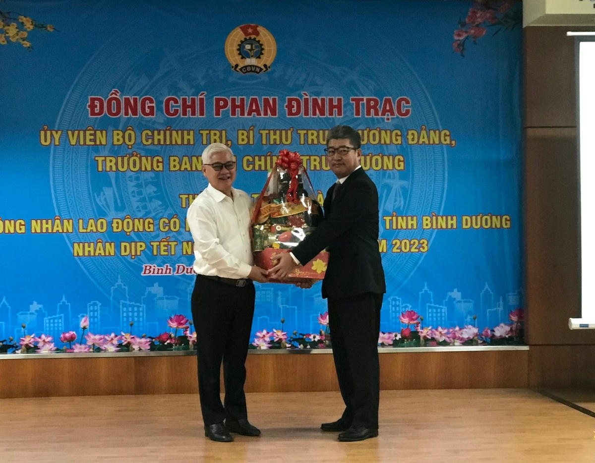 Bí Thư Tỉnh uỷ Bình Dương Nguyễn Văn Lợi trao quà Tết đến lãnh đạo Công ty.