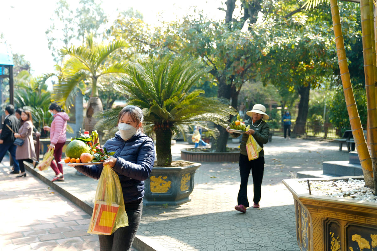 Ngôi đền linh thiêng bên cửa biển cùng câu chuyện truyền tụng về Chế thắng Phu nhân tựa viên ngọc sáng mãi theo thời gian luôn thu hút đông đảo du khách gần xa vừa đi lễ chùa vừa tìm hiểu di tích lịch sử văn hóa cấp quốc gia này.
