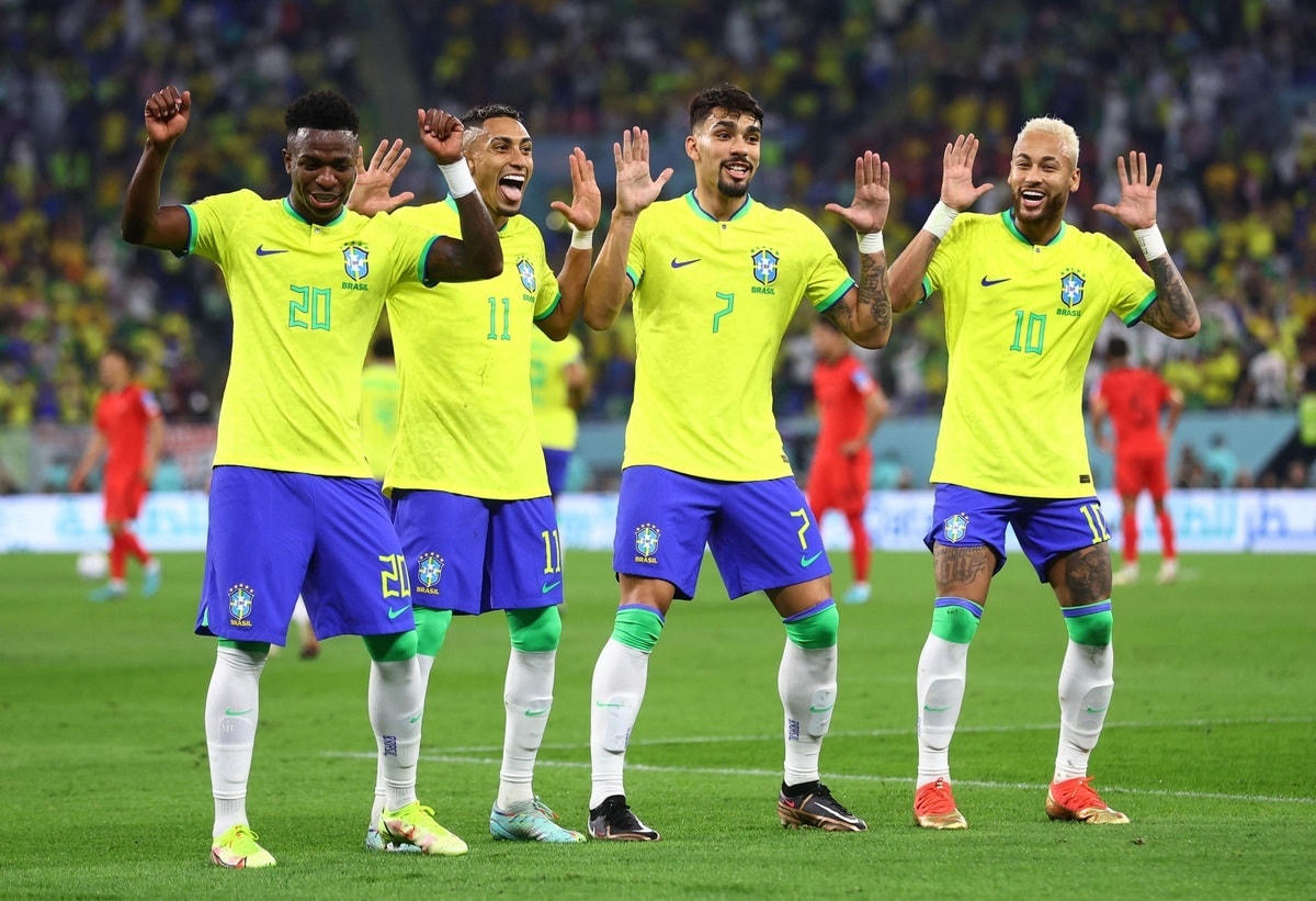 Các vũ điệu Samba được thể hiện ngay trên sân cỏ.