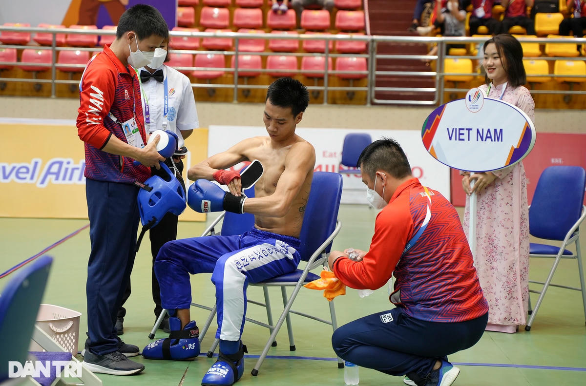 Kịch tính võ sĩ kickboxing Việt Nam đấm bay mũ đối thủ tại SEA Games 31