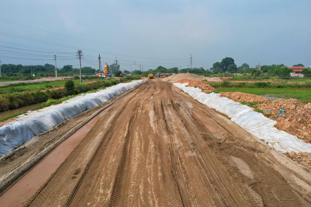 Cũng theo ông Toản, hiện nay thời tiết Hà Nội khá thuận lợi nhà thầu đang tiến hành thi công đối với hạng mục đường sẽ đắp cát nền, sau đó sẽ xử lý các vị trí có nền đất yếu. Đối với hạng mục cầu nhà thầu đang triển khai 2 mũi thi công cọc khoan nhồi và đúc dầm.