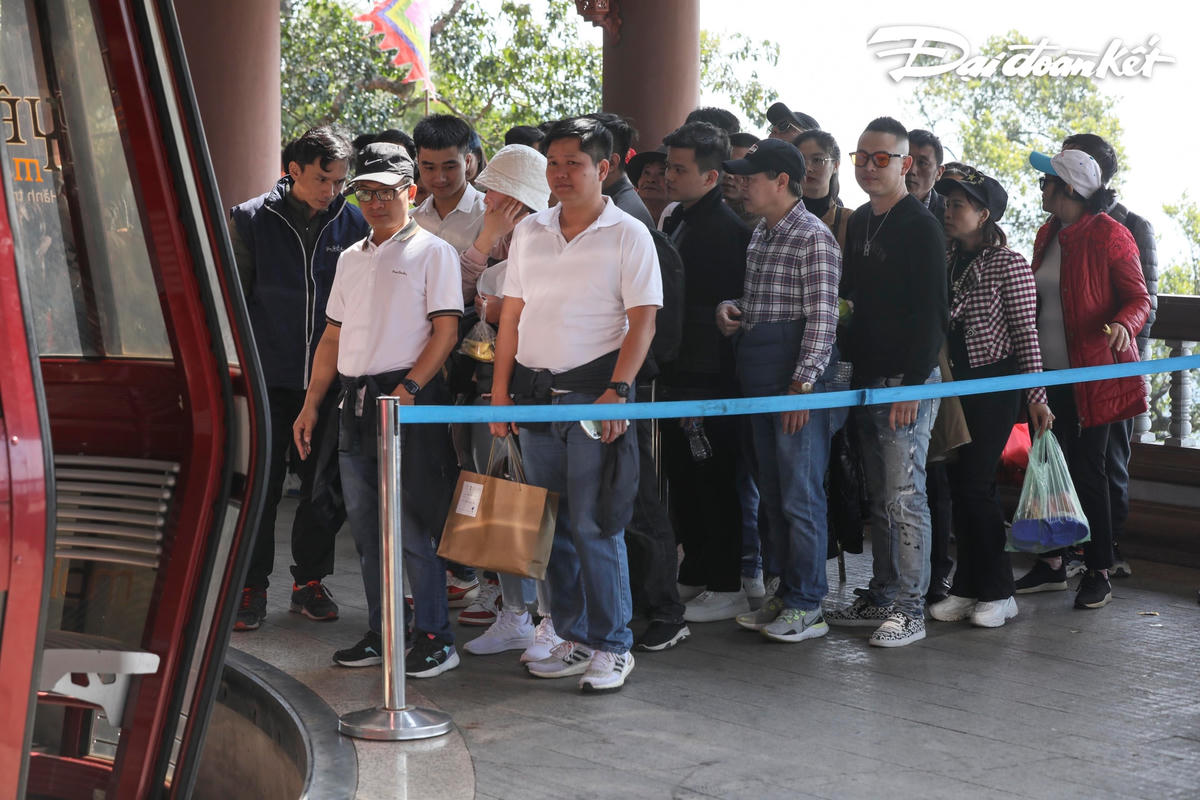 Để tiết kiệm thời gian và công sức trong chuyến hành trình chinh phục đỉnh chùa Đồng, nhiều người chọn cách di chuyển bằng cáp treo kết hợp leo bộ. 