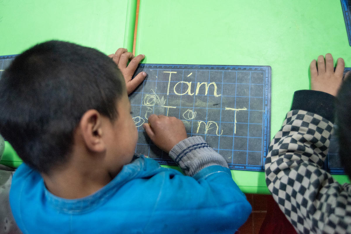 Giờ học chữ Kinh của các em học sinh Nùng tại trường. Cô Hoàng Thị Minh Chuyên, phụ trách lớp 5 tuổi chia sẻ, đối với học sinh độ tuổi này yêu cầu phải thành thạo tiếng phổ thông, nhận biết các mặt chữ và biết cách cầm bút tô trên mình. Công tác giảng dạy tiếng phổ thông cũng gặp nhiều bất đồng liên quan đến ngôn ngữ, bản thân cô cũng là người dân địa phương nên nhiều lúc phải thật kiên nhẫn vì các em vẫn đang còn tuổi vô tư hồn nhiên. Từ đó phải có phương pháp học riêng cho các em để phù hợp với phong tục ở trên này..