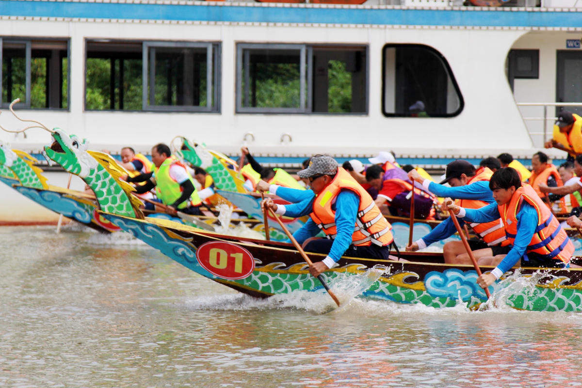 Các đội ra sức thi nhau chèo thuyền.