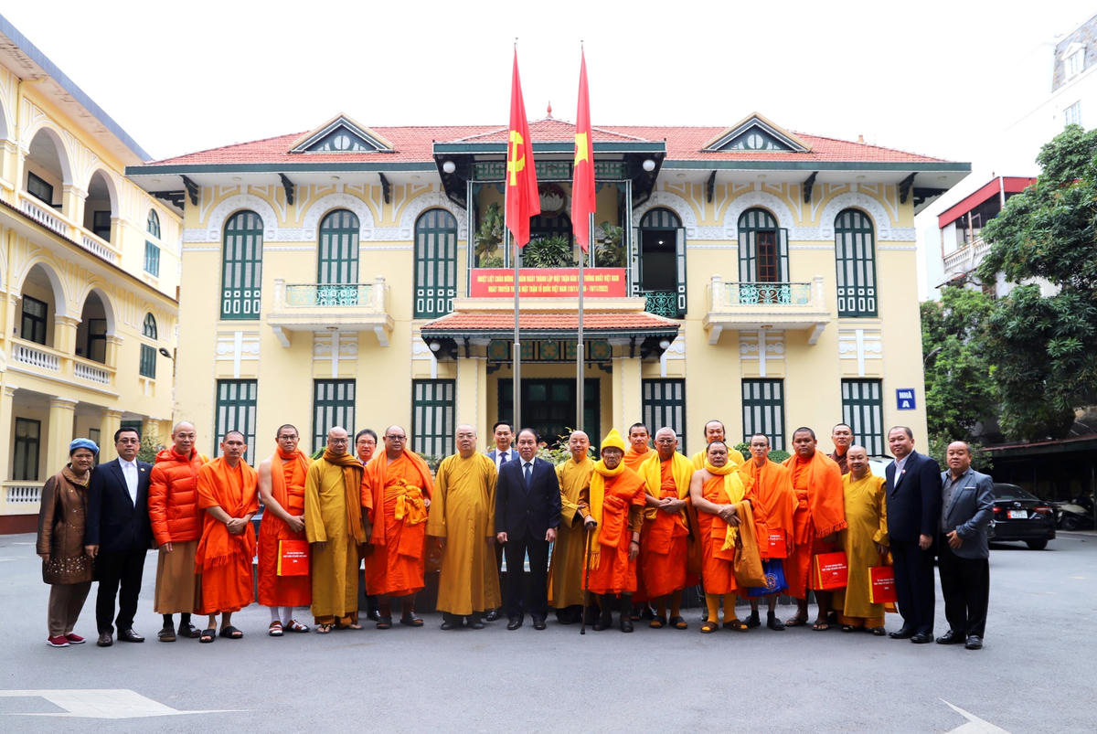 Phó Chủ tịch – Tổng Thư ký Lê Tiến Châu chụp ảnh lưu niệm cùng các đại biểu tại trụ sở cơ quan UBTƯ MTTQ Việt Nam.