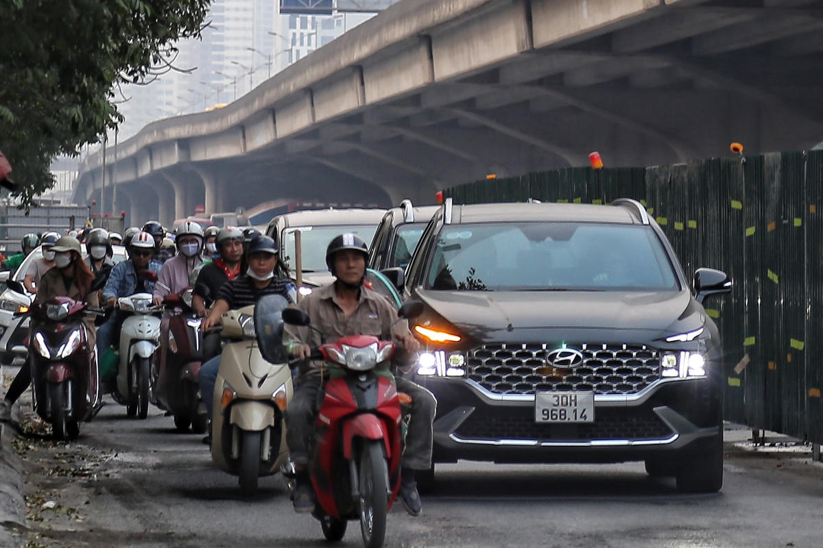 Vào tháng 2/2023, tuyến đường Nguyễn Xiển luôn ngập trong ùn tắc do rào chắn thi công dự án hệ thống xử lý nước thải Yên Xá đã chiếm dụng tới 2/3 lòng đường.