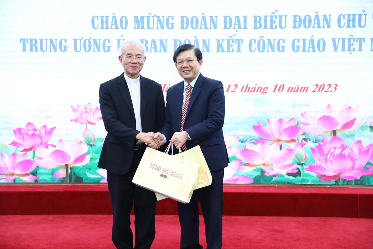 Phó Chủ tịch Nguyễn Hữu Dũng nhận quà lưu niệm từ Linh mục Trần Xuân Mạnh. Ảnh: Minh Đức/TTXVN.