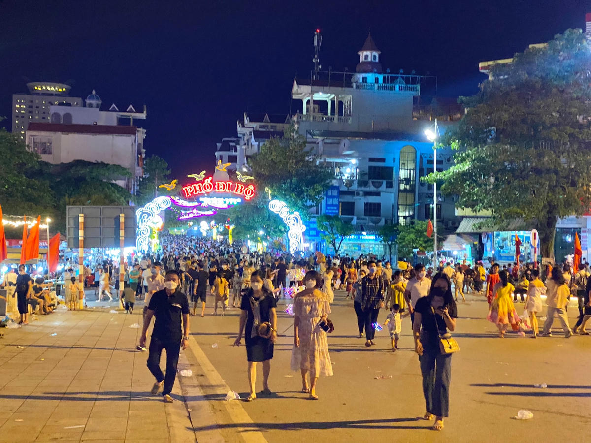 Biển người đổ về Phố đi bộ, sản phẩm du lịch mới của Móng Cái.