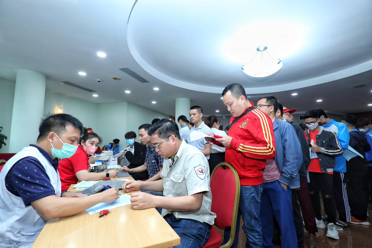 “Chúng tôi coi đây là cơ hội, thách thức để đổi mới, để Đăng kiểm Việt Nam đi đúng quỹ đạo và sứ mệnh. Quyết tâm ấy biến thành nhiều hành động, trong đó có việc tham gia hiến máu ngày hôm nay. Chúng tôi xin hiến dâng những giọt máu nhỏ bé để gửi tới nạn nhân tai nạn giao thông thay lời muốn nói: Chúng tôi đã ngã và chúng tôi đang đứng dậy”, ông Diễn nhấn mạnh.