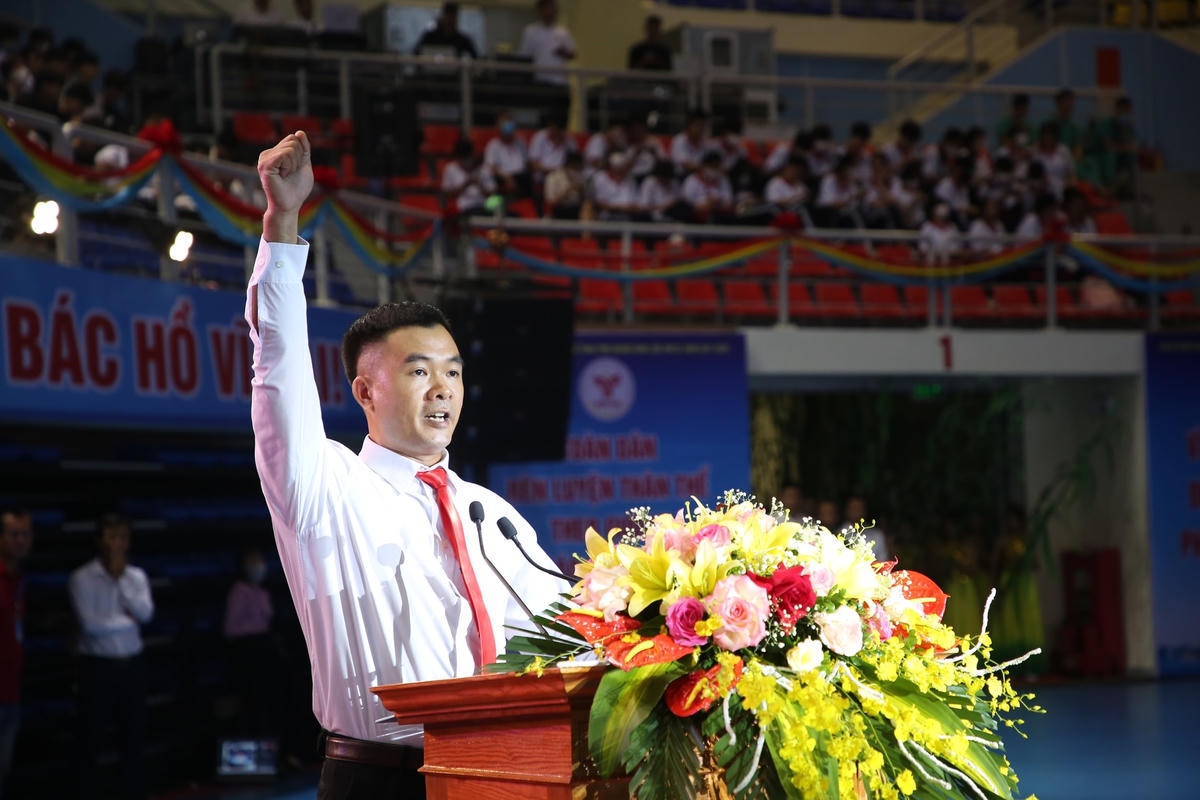 Đại diện các VĐV và tổ trọng tài tuyên thệ.
