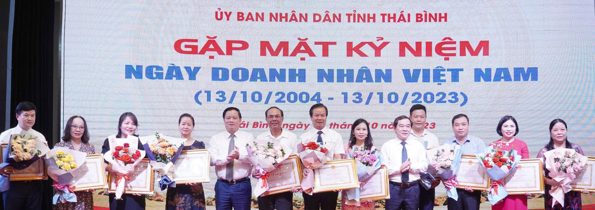Lãnh đạo tỉnh Thái Bình gặp mặt, tôn vinh cộng đồng doanh nghiệp, doanh nhân ở tỉnh nhân ngày Doanh nhân Việt Nam (13/10). Ảnh: Báo Thái Bình.