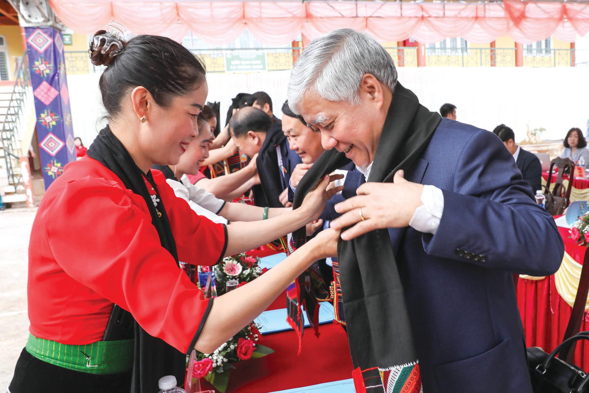 Chủ tịch UBTƯ MTTQ Việt Nam Đỗ Văn Chiến dự Ngày hội Đại đoàn kết cùng đồng bào các dân tộc xã Mường Sang, huyện Mộc Châu, tỉnh Sơn La.  