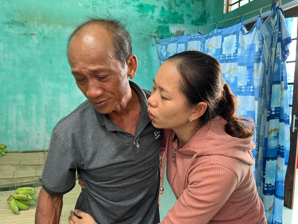 Ông Luận liên tục gào khóc bên thi thể người thân.