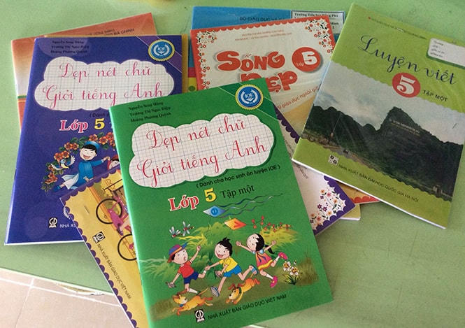 Trong số sách tham khảo mà học sinh tiểu học “cần” mua còn có cả luyện viết chữ đẹp Tiếng Anh.