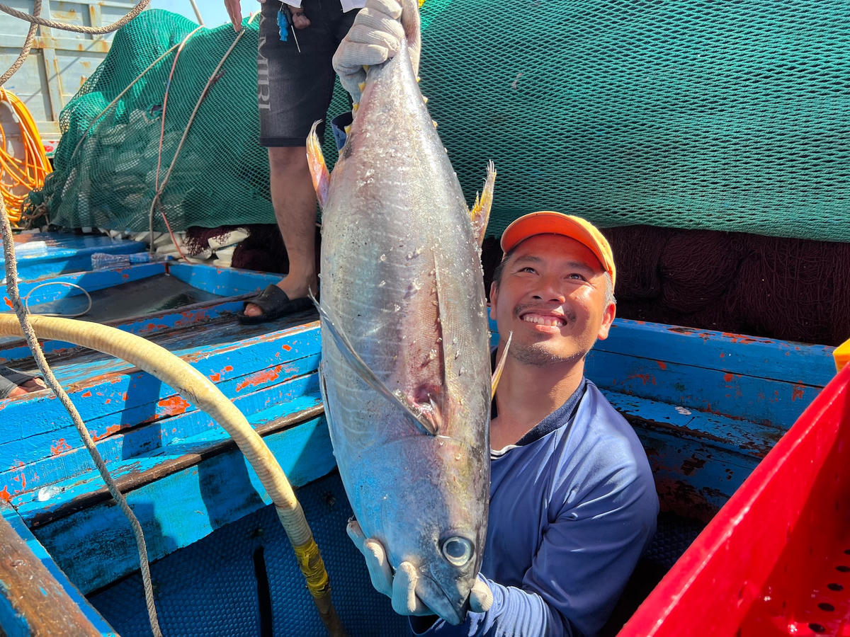 Nụ cười của ngư dân trúng mẻ cá đầu năm mới.