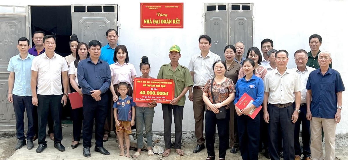 Ủy ban MTTQ thành phố Sơn La hỗ trợ 40 triệu đồng xóa nhà tạm cho hộ nghèo.