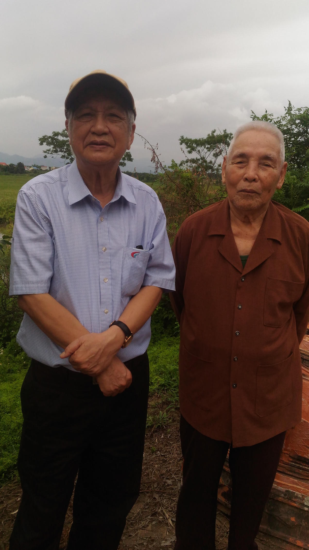 Tác giả và ông Lương Văn Tháp (bên phải) - ảnh chụp năm 2023.  