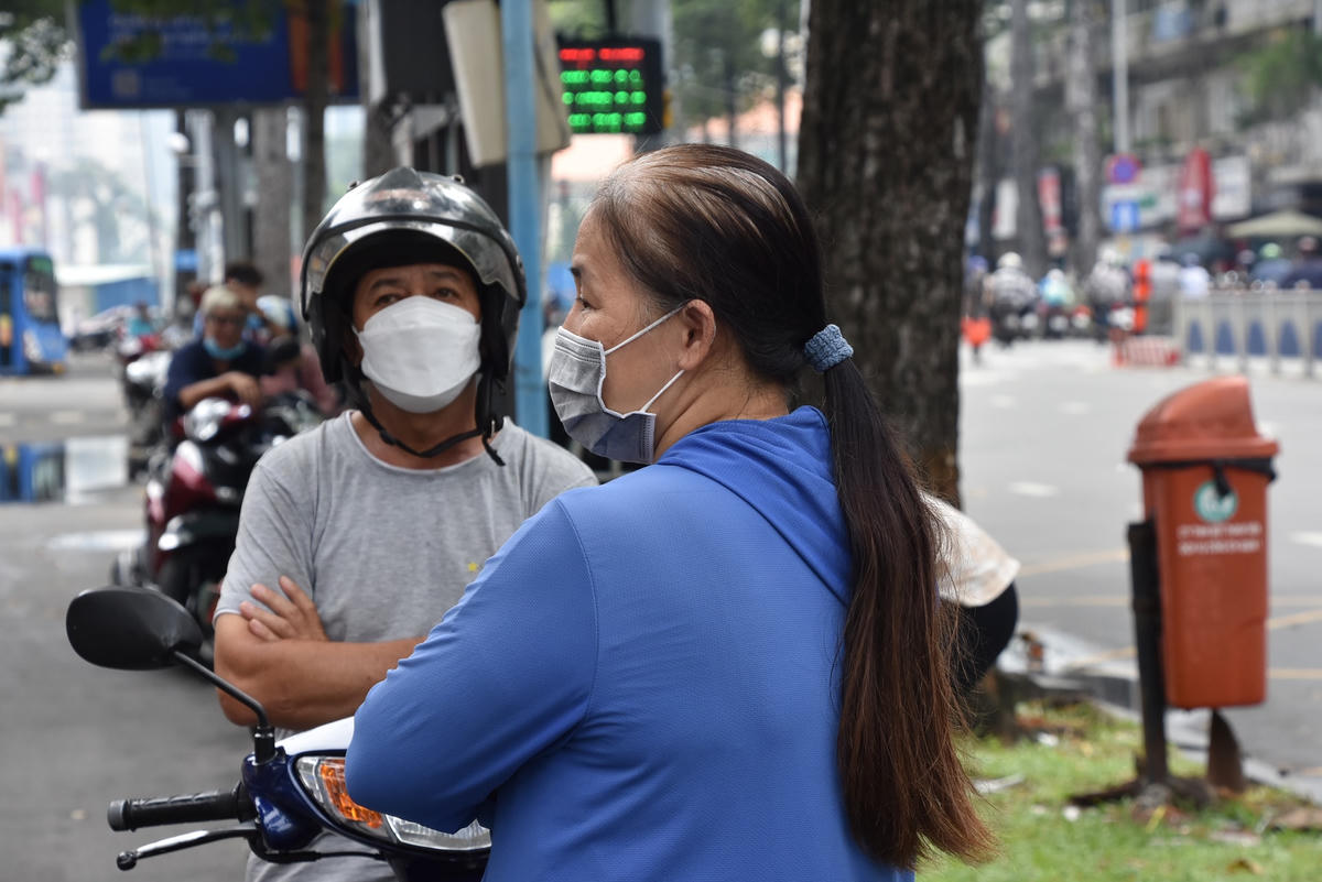 Còn chị Trần Thị Hoàng Oanh (quận Bình Thạnh) liên tục đi lại, đứng lên ngồi xuống không yên. Chị cho biết: "Hôm nay toàn là các môn học thuộc, trong khi năm nay dịch bệnh đã ảnh hưởng đến các cháu rất nhiều. Việc nhiễm Covid-19 rồi tiêm vaccine khiến tôi rất lo lắng cho trí nhớ của cháu". 