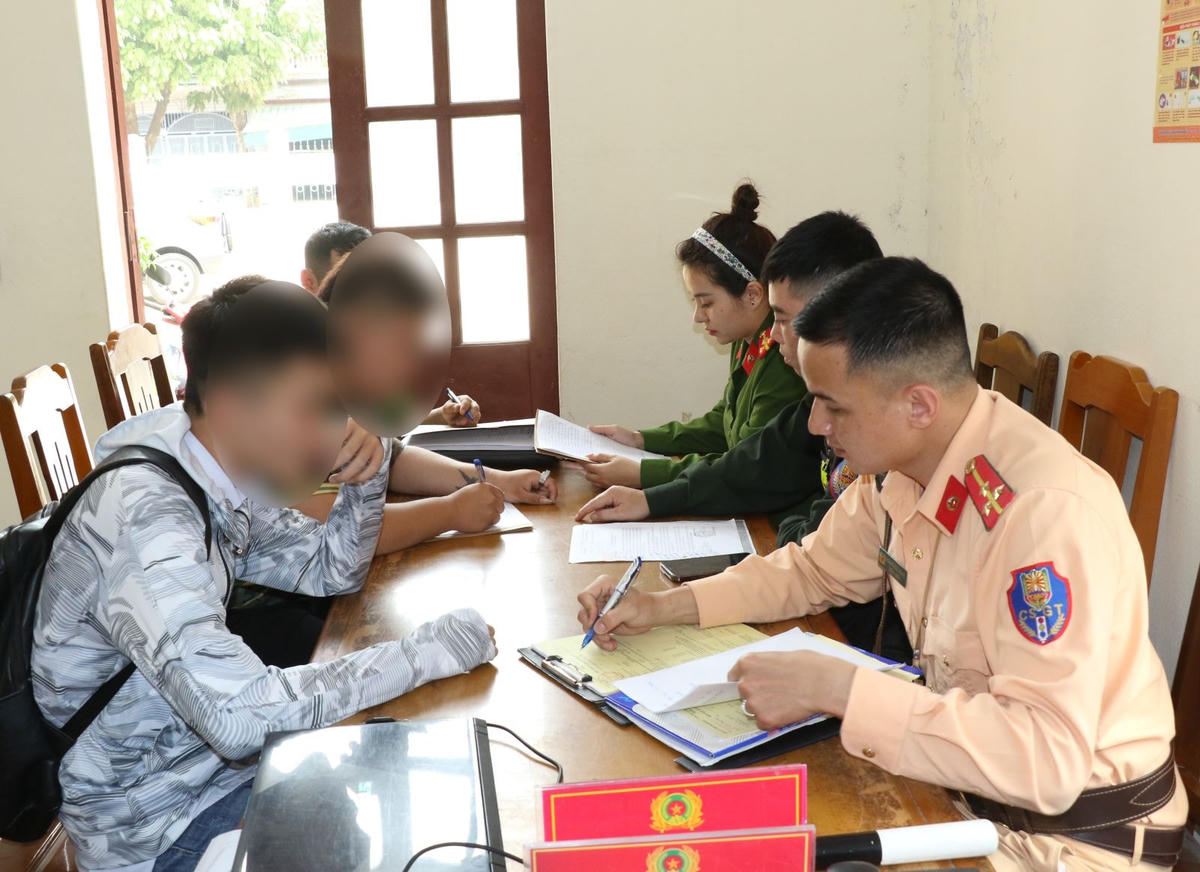 Các thành viên trong nhóm viết tường trình, hứa không để xảy ra vi phạm.