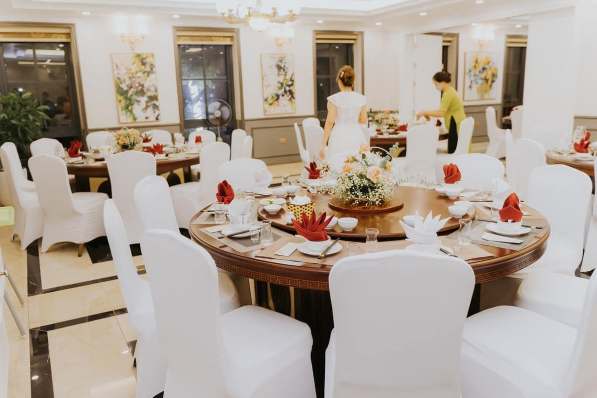 Nhà hàng của vợ chồng anh A Trần bị thiệt hại năng nề do sự cố mất điện.