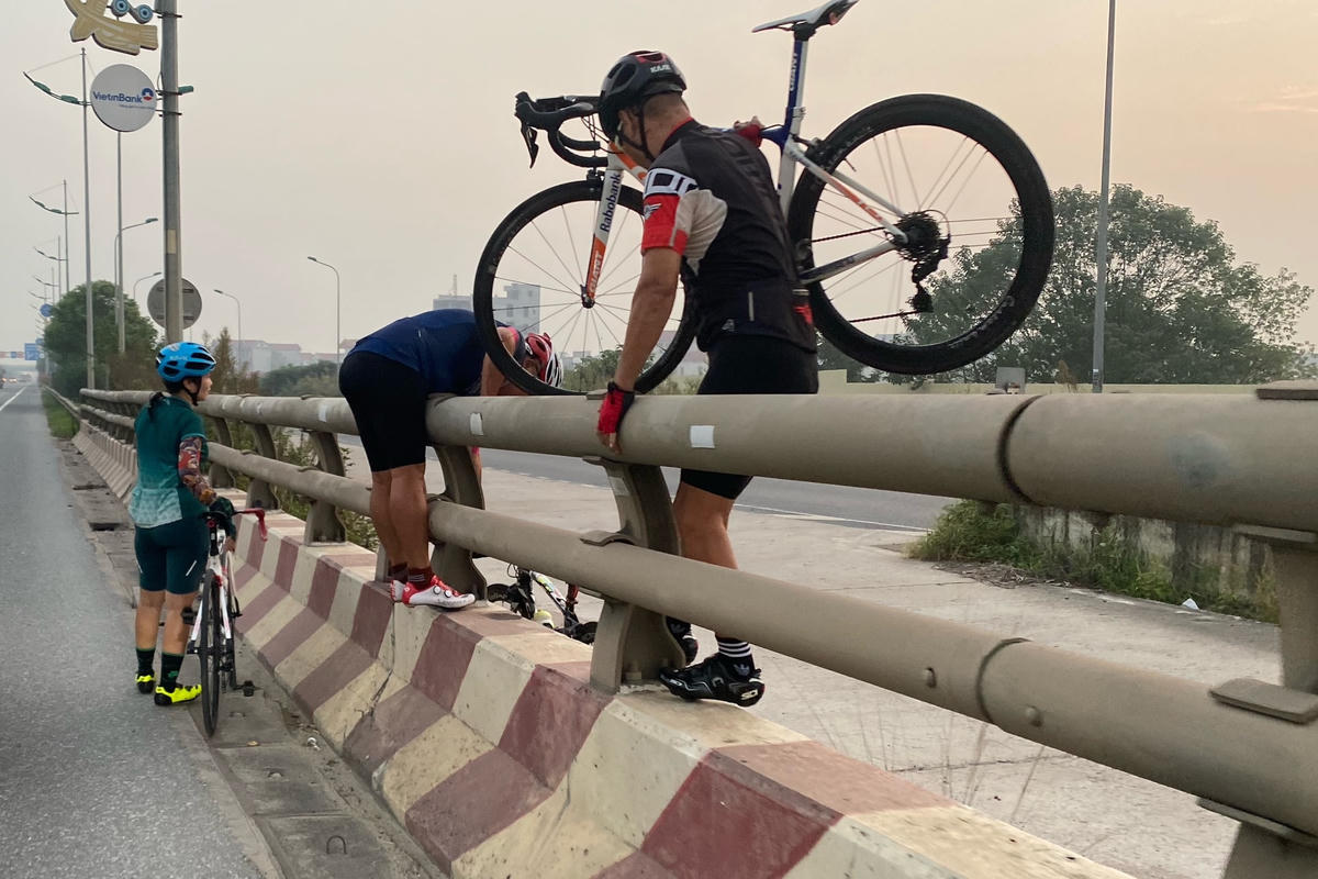 Bên cạnh đó, nhiều trường hợp đạp xe trên tuyến đường này khi phát hiện lực lượng chức năng đã ngay lập tức quay xe, thậm chí còn bê xe qua lan can đường để trốn.