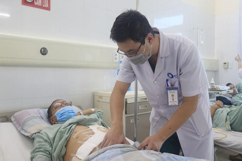 Điều trị bệnh nhân ung thư gan. Ảnh: TL.