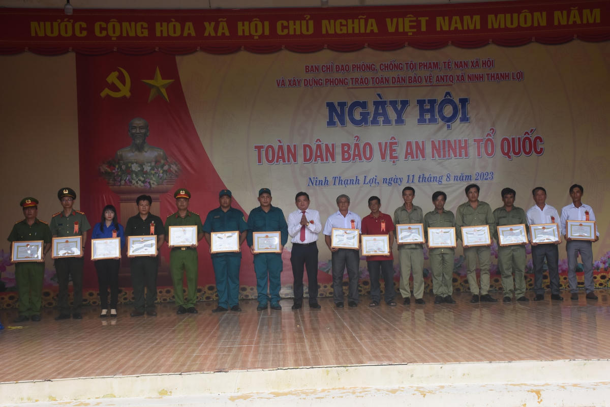 UBND tỉnh Bạc Liêu tặng Bằng khen các tập thể, cá nhân có thành tích tiêu biểu trong xây dựng phong trào toàn dân bảo vệ an ninh Tổ quốc.