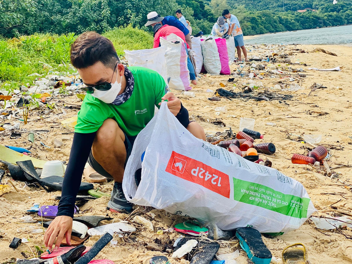 Các đoàn viên thanh niên và du khách thu gom rác thải với mong muốn vì một Phú Quốc xanh, sạch, đẹp.