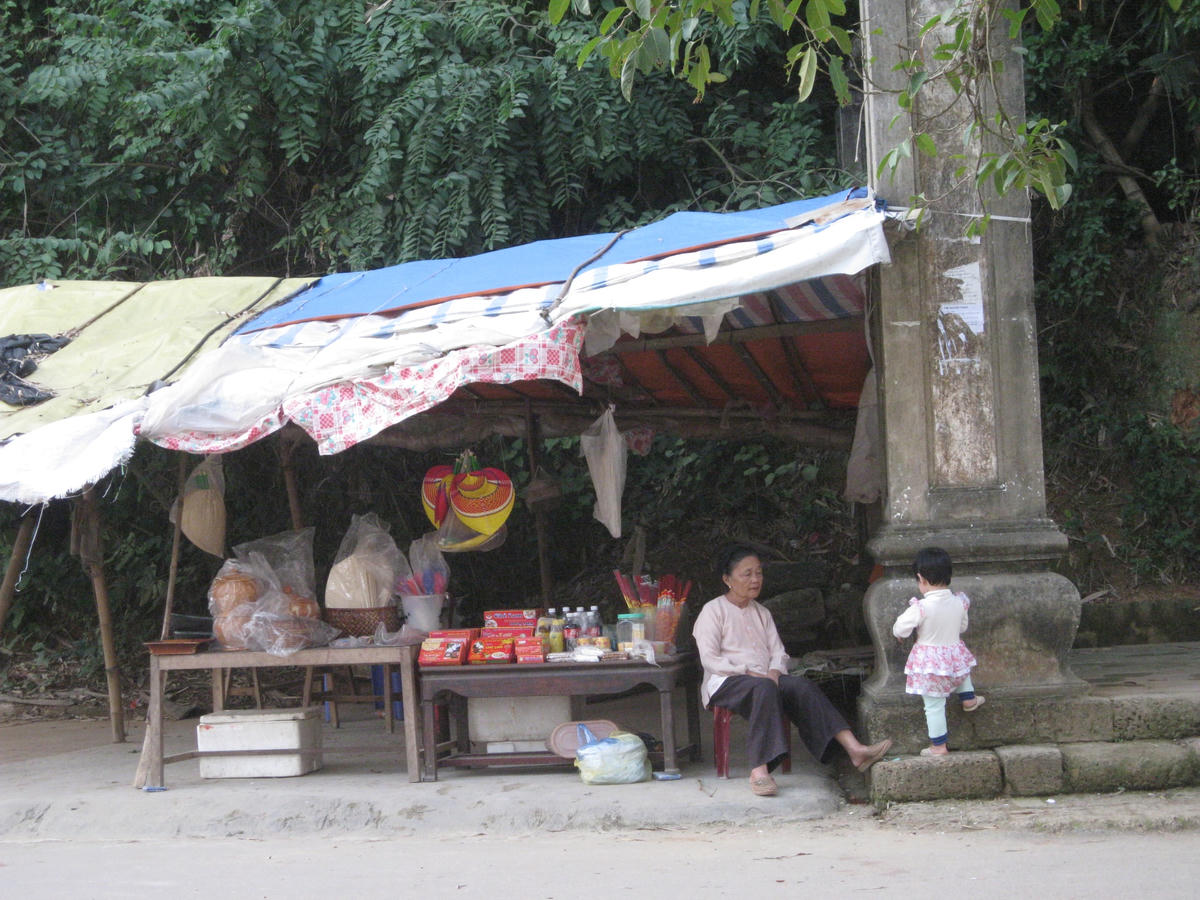 Bà, cháu và chiếc quán nhỏ vắng khách.  