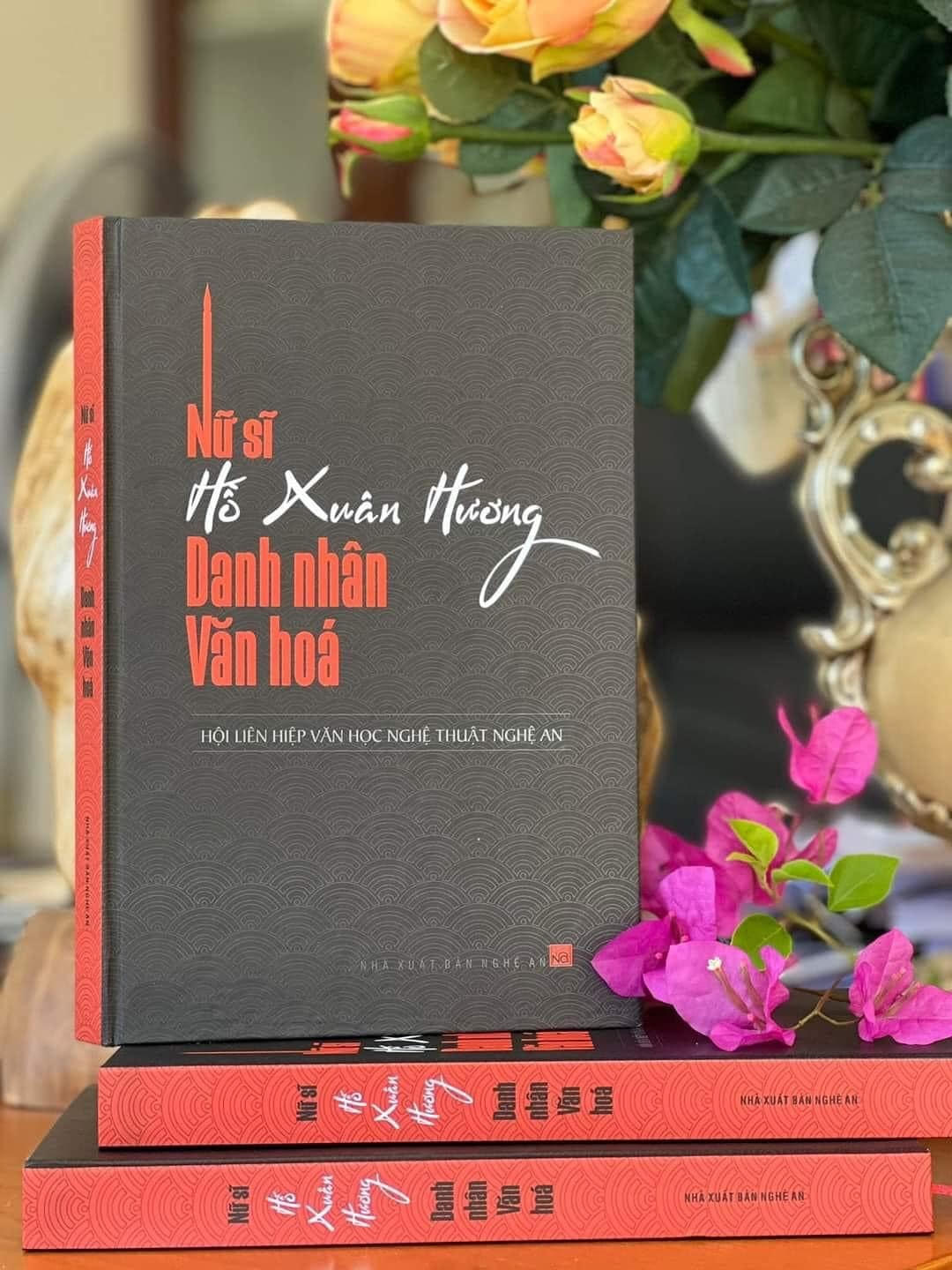 Tài liệu về nữ thi sĩ Hồ Xuân Hương do Nhà xuất bản Nghệ An phát hành.