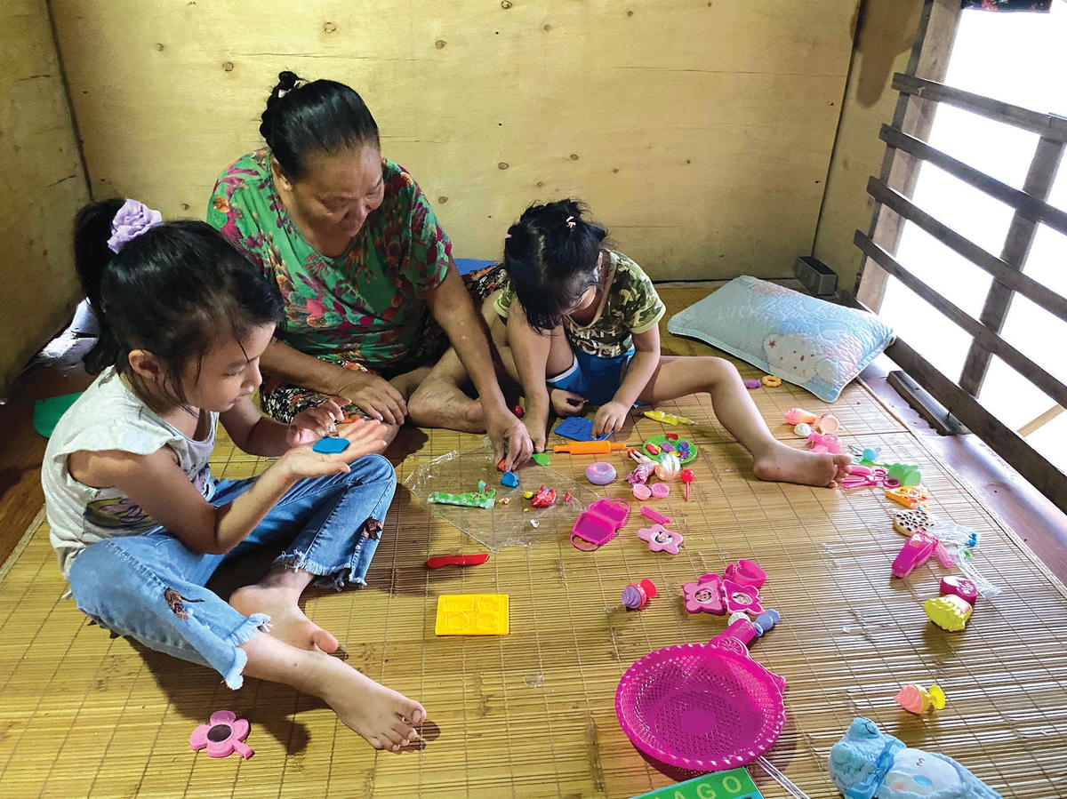 Có những gia đình sống tới ba thế hệ trên nhà phao.  