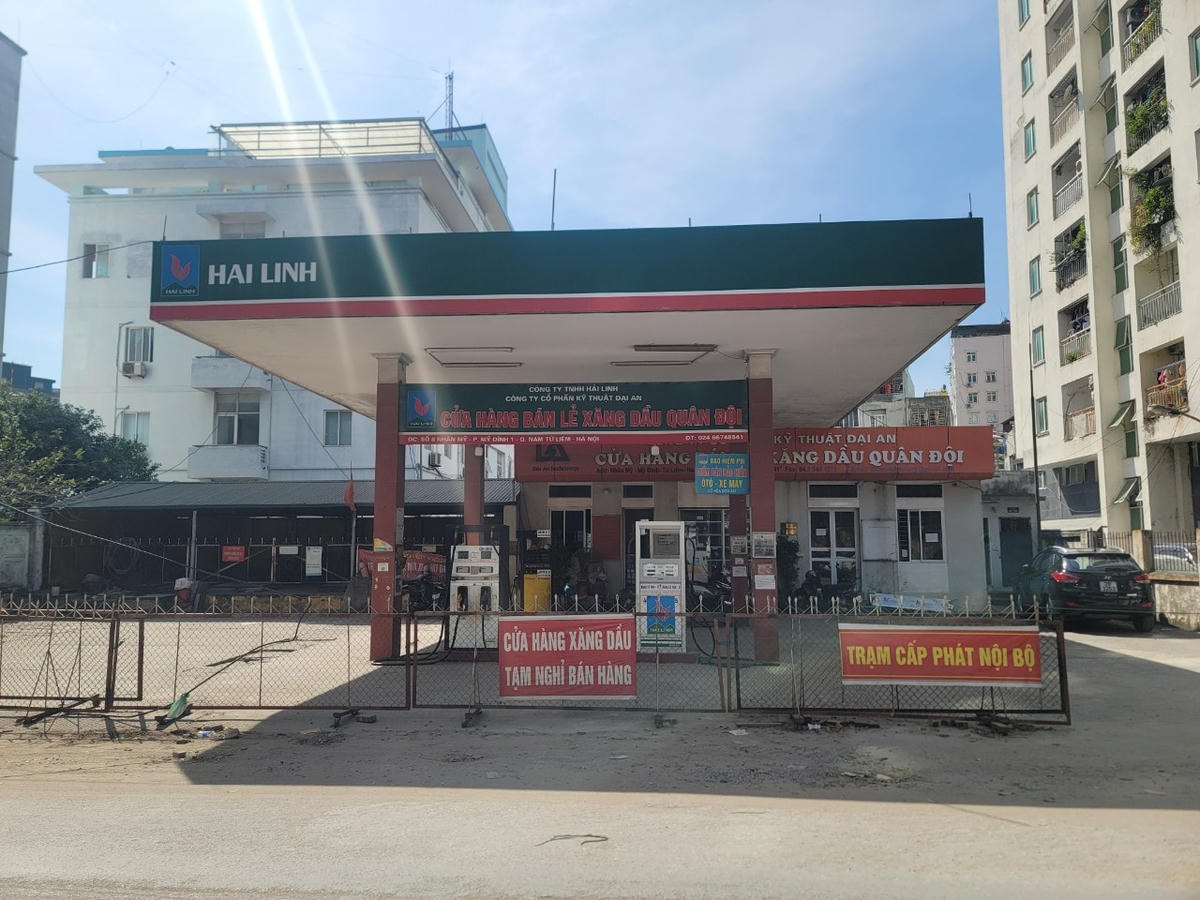 Cửa hàng xăng dầu thuộc Công ty TNHH Hải Linh, phường Mỹ Đình 1, quận Nam Từ Liêm, Hà Nội cũng trong tình trạng hết xăng dầu. Nhân viên tại đây cho biết, xăng dầu cấp phát cục bộ đang hết, cửa hàng đang chờ xăng dầu.