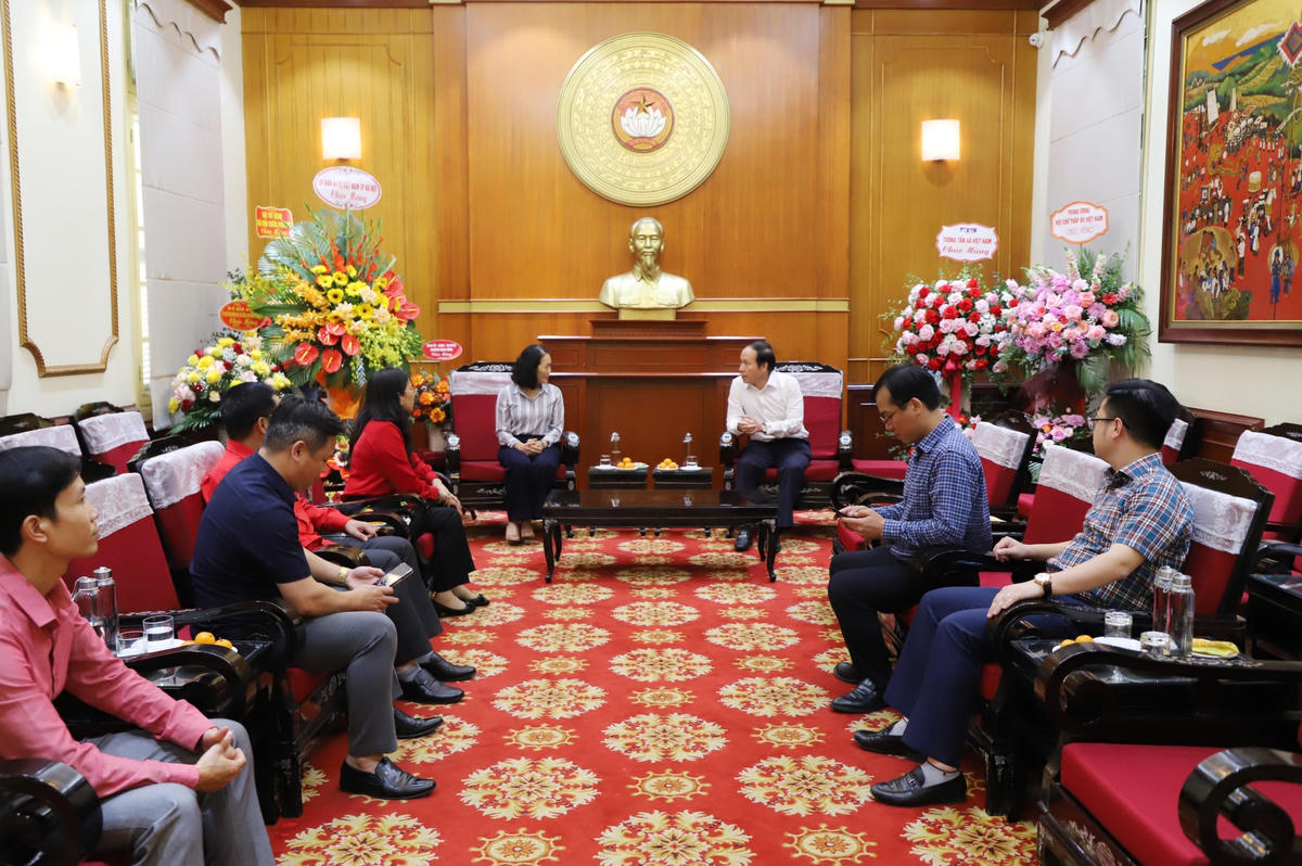 Phó Chủ tịch - Tổng Thư ký Lê Tiến Châu tiếp đoàn Trung ương Hội chữ thập đỏ Việt Nam.