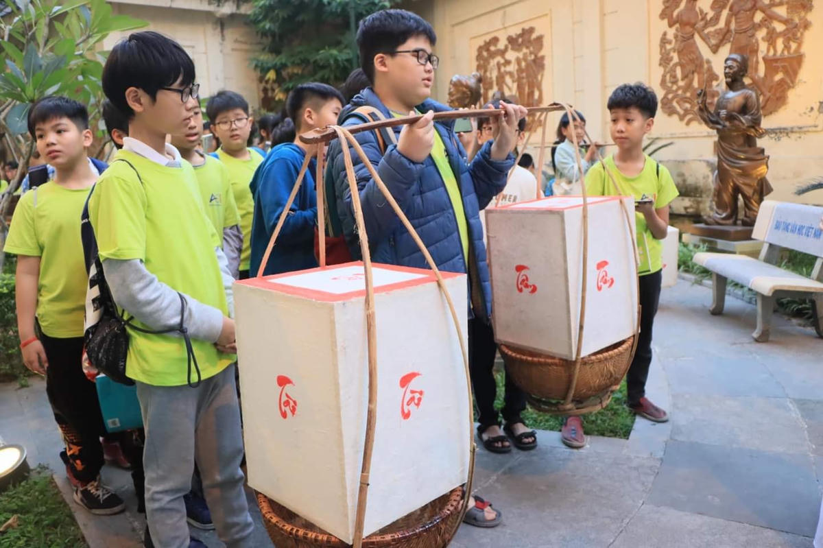 Học sinh lớp 6 trường THCS Đống Đa, Hà Nội tới thăm quan và trải nghiệm tour văn học “Chữ Tâm, chữ Tài” tại Bảo tàng Văn học Việt Nam tối 25/2.