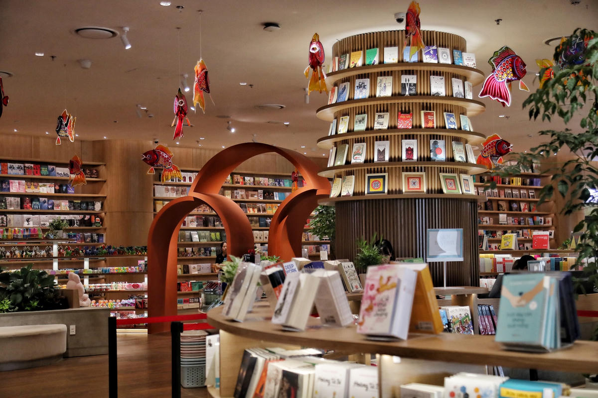 Nhà sách được thiết kế không gian mở hiện đại. 