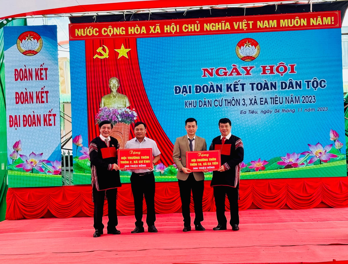 Đại biểu Trung ương tặng xã Ea Tiêu 300 triệu đồng để xây dựng Hội trường thôn 10 xã Ea Tiêu, Hội trường thôn 2 xã Cư Êwi.