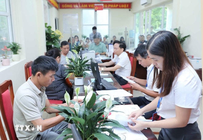 ttxvn-chinh-quyen-2-cap-di-vao-hoat-dong-0407-2.jpg