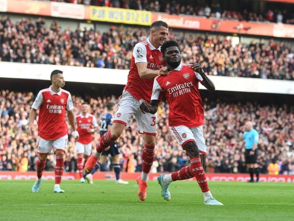 Partey (phải) ăn mừng sau khi lập siêu phẩm vào lưới Nottingham (Ảnh: Getty).