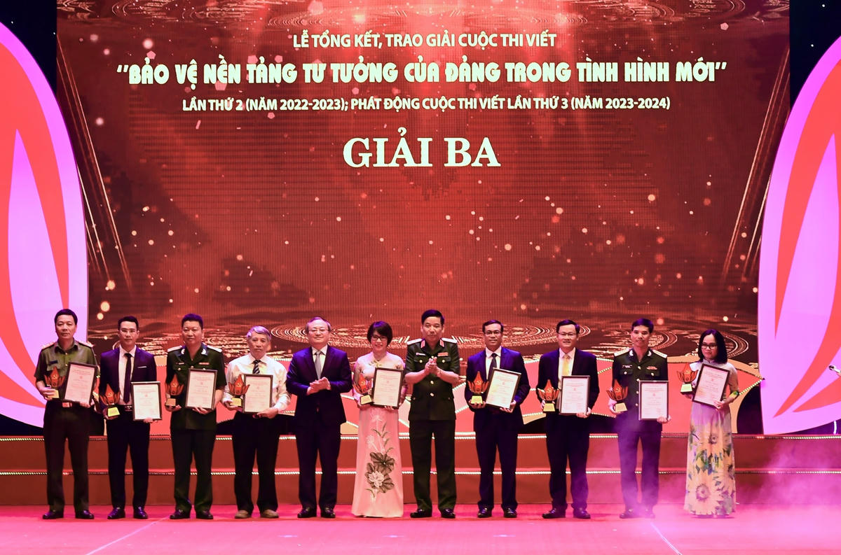Các tác giả và nhóm tác giả được trao giải Ba.