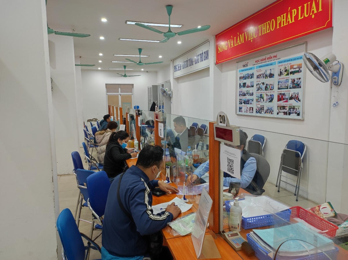 Người lao động làm thủ tục hưởng bảo hiểm thất nghiệp tại Trung tâm dịch vụ việc làm Hà Nội.