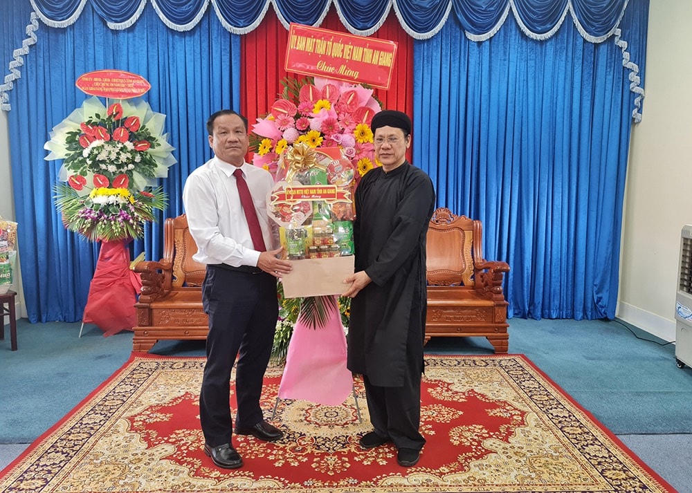 Ông Trương Hoàng Trọng tặng quà chúc mừng Ban trị sự Trung ương Phật hội Tứ Ân Hiếu Nghĩa.