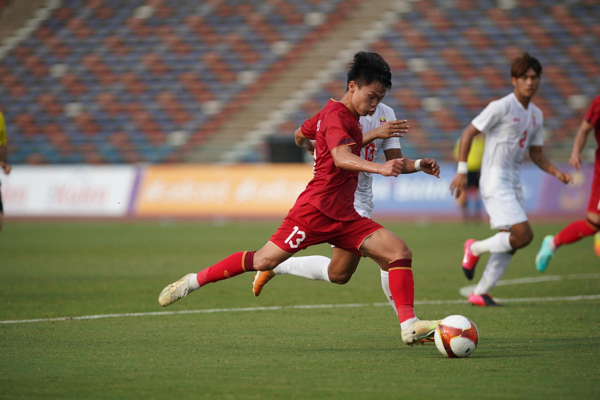 Các pha bóng quyết liệt của hai đội. Ảnh: NLĐ.