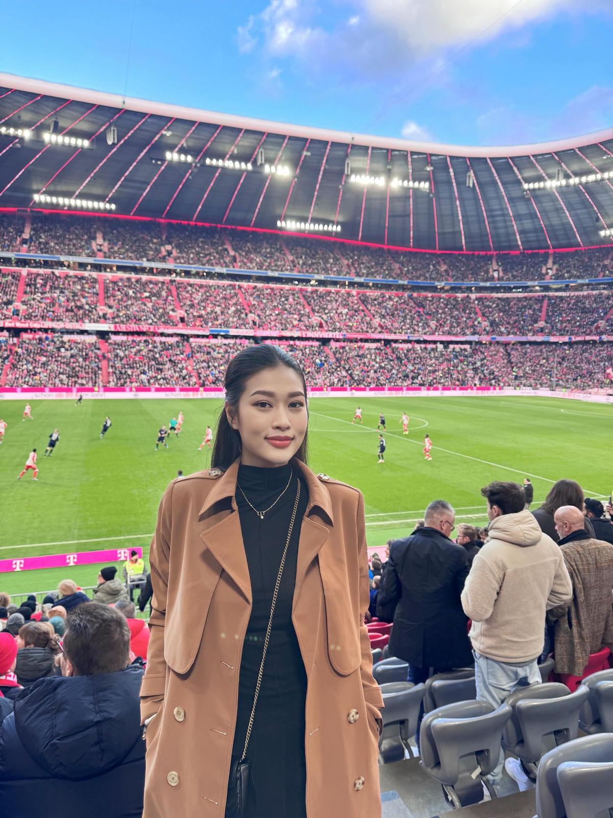 Chia sẻ loạt hình ảnh xinh đẹp “check-in” trên khán đài, Đoàn Thiên Ân bày tỏ sự phấn khích sau trận bóng đá.